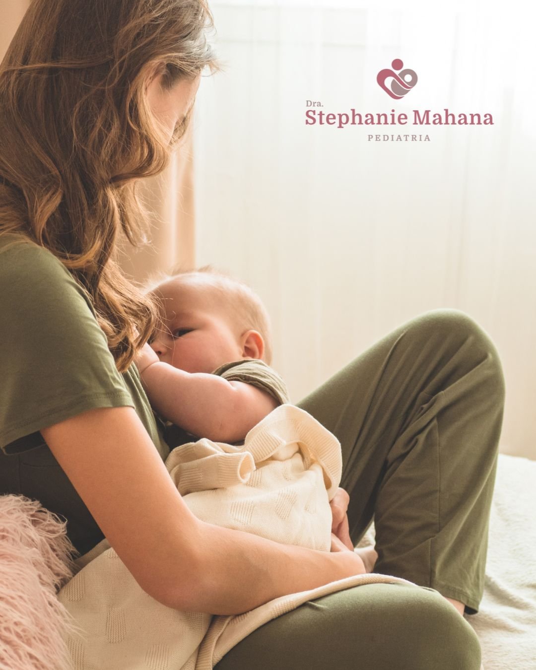 mãe amamentando bebe, seguindo orientações de aleitamento infantil