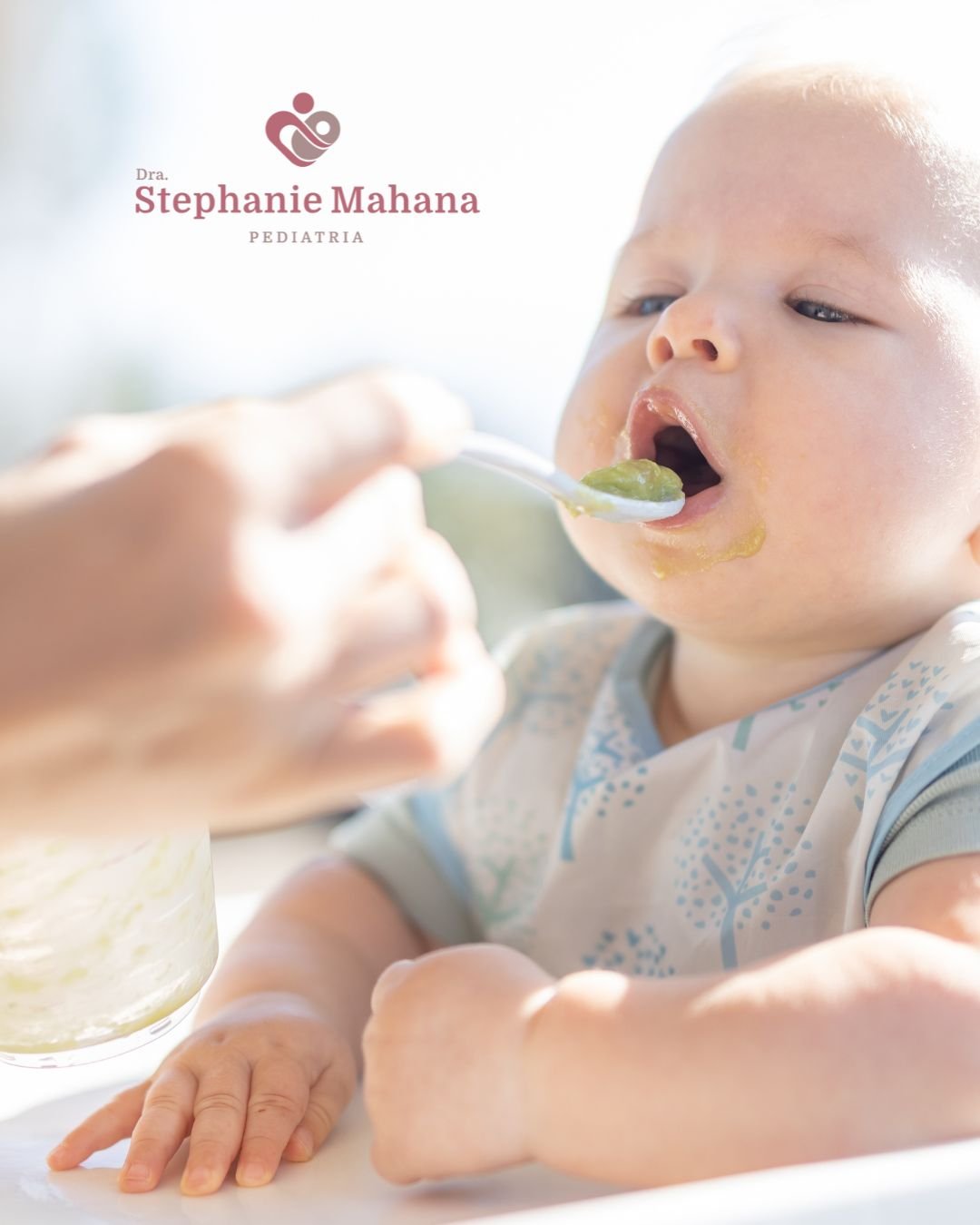 mamãe e bebê iniciando a introdução alimentar infantil