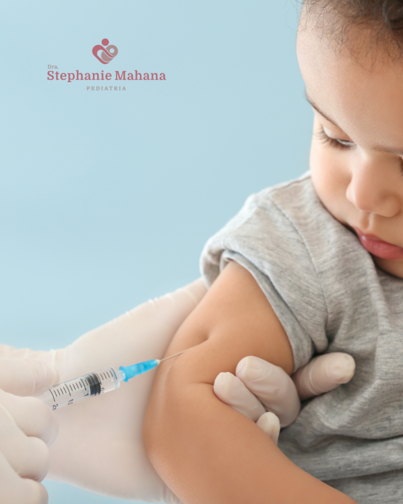 bebê sendo vacinado de acordo com o calendário de vacinação infantil